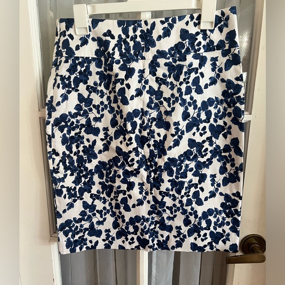 NWOT SZ M Margaret M Blue Floral Pencil Skirt - Picture 1 of 3